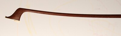 Alter nickelmontierter französischer Cellobogen