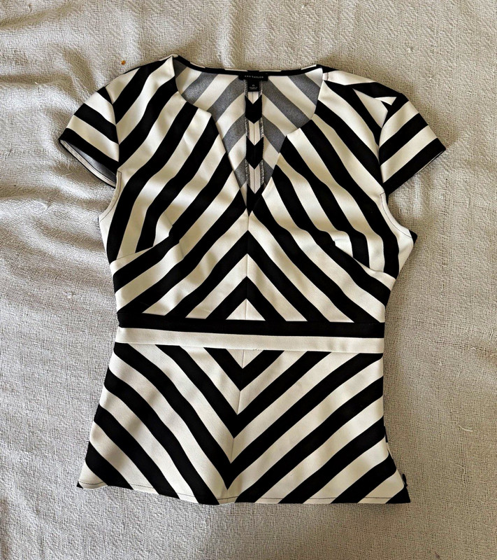 Ann Taylor Women’s Size 0 Black & White Striped V-Neck Cap Sleeve Blouse