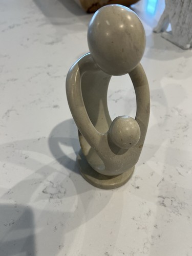 Estatua pequeña de madre e hijo - Imagen 2 de 3