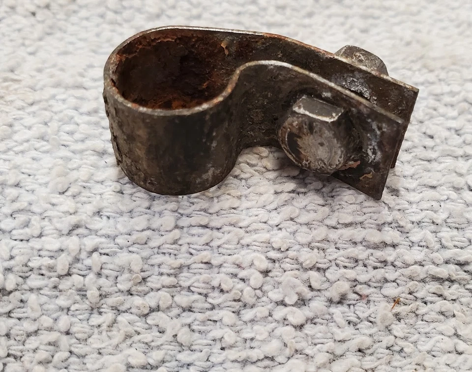 Clip de retención de cable de freno de mano BMW 2002 1967-1976 34411111039 Foto 2 de 4