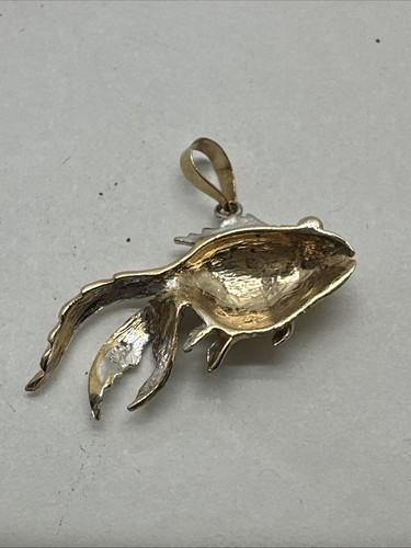14k Two-tone Gold 2-D Fish with fancy fins Pendant 1.4g - Picture 2 of 2