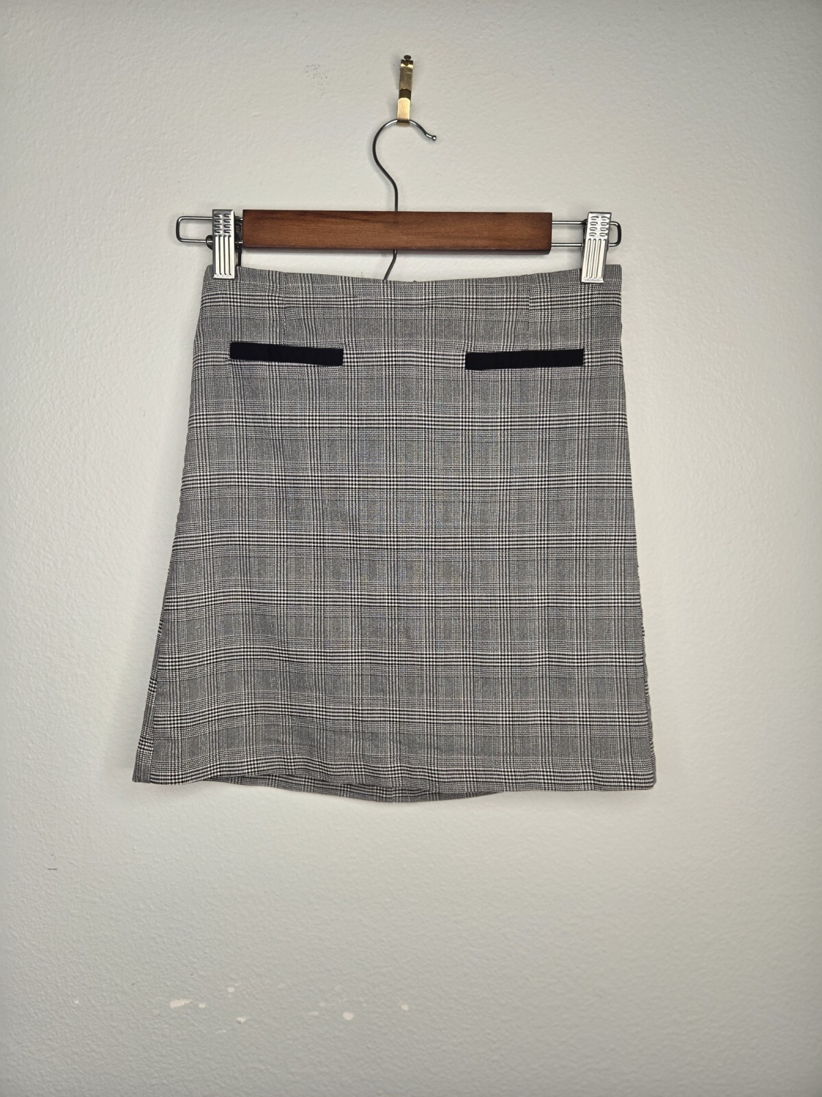 Mini skirt with stylish zipper detail in medium length-image