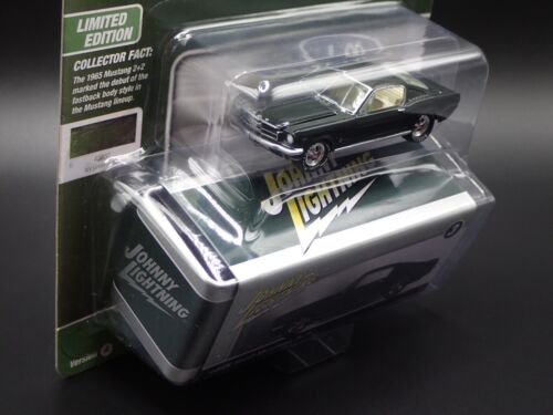 2025 JOHNNY LIGHTNING 1965 FORD MUSTANG FASTBACK GREEN 2+2 TIN R1 VS A NO 3 1:64 - Picture 3 of 7