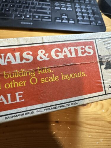 NOS Bachmann CROSSING SIGNALS & GATES O Scale Layout Accessories # 1937 - Picture 5 of 7