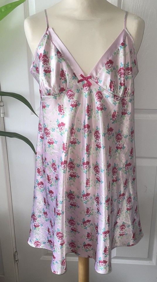 LADIES SIZE 22 PINK FLORAL SILK DESIGN NIGHTDRESS AND MATCHING ROBE