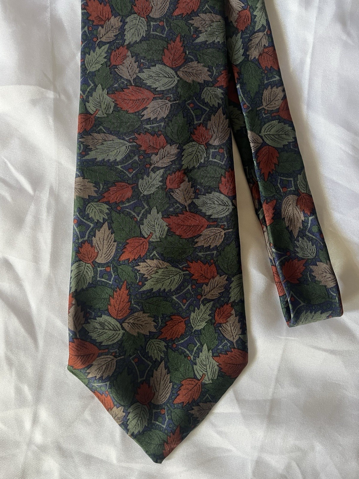 Claiborne Green Fall Leaves Necktie 4” Wide 59” Length Vintage Necktie