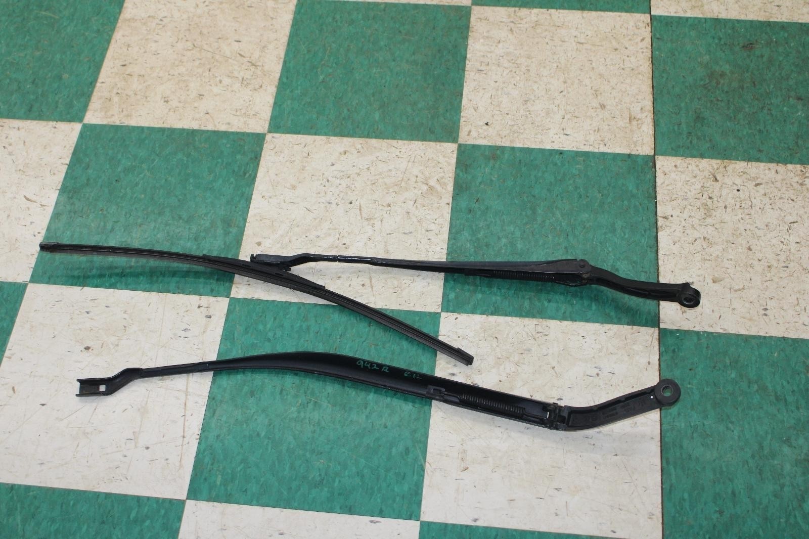 14-20 Ghibli Black Front Windshield Wind Shield Pair 2x Wiper Arms OEM Factory