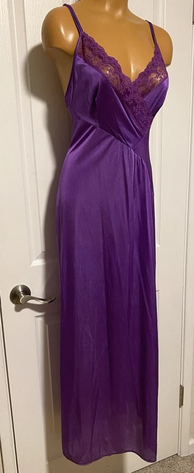CAMISÓN LARGO DE NAILON VINTAGE AÑOS 70 VIOLETA PÚRPURA CON CANESÚ DE ENCAJE Y ESPALDA BAJA TALLA M Foto 3 de 4