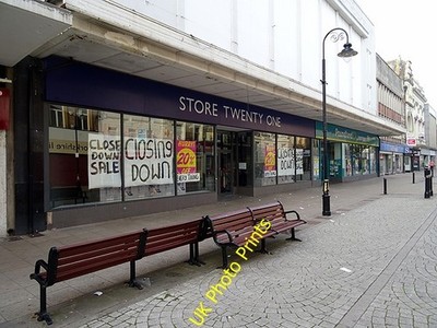 Photo 6x4 Store Twenty One, South Shields closing down Now what does the  c2016