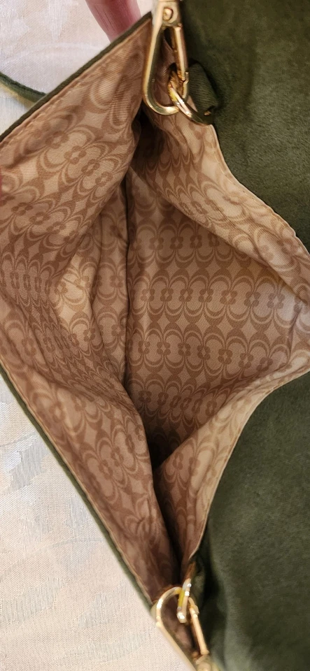 CHARLING CHARLIE Bandolera de Gamuza Verde con Detalle de Hoja de Cuentas de Vidrio Foto 4 de 4