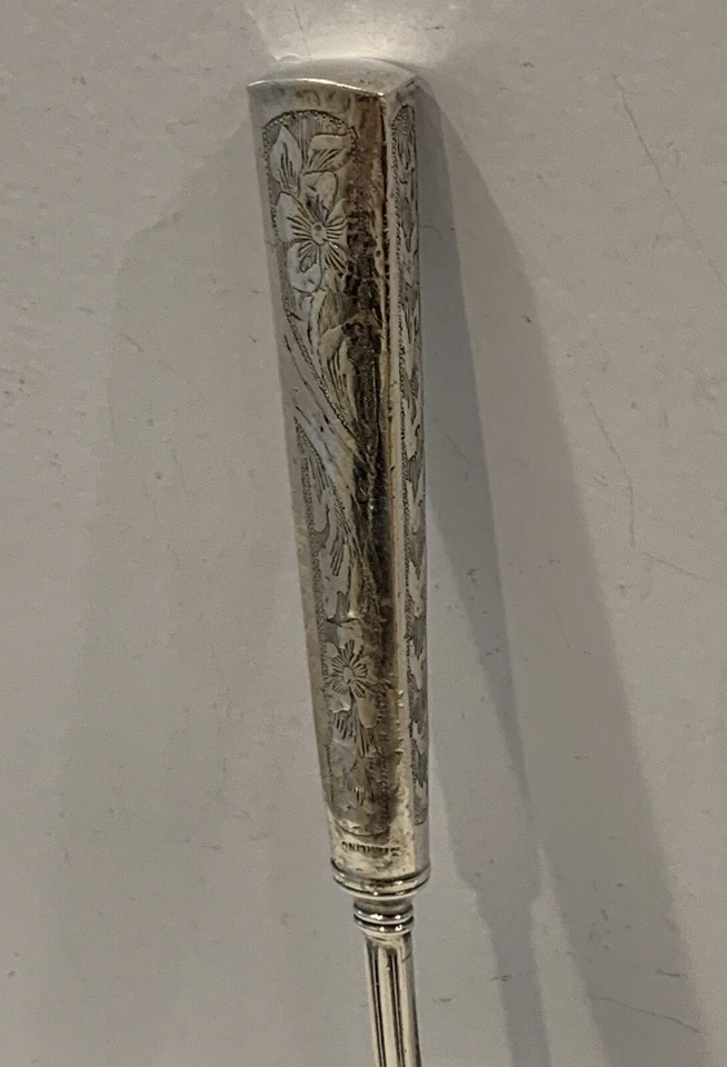 Tenedor para servir carne vintage de plata de ley maciza de 73,5 gramos mango floral grabado Foto 4 de 4