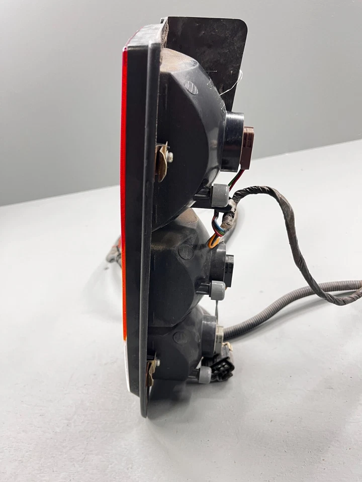 LUZ TRASERA DERECHA LUZ TRASERA CONJUNTO LÁMPARA TRASERA OEM 2003 - 2004 HUMMER H2 Foto 2 de 4