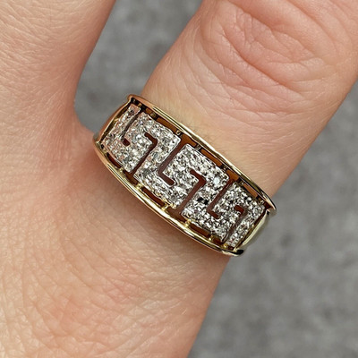 9 Karat Gold Diamant Ring Griechischer Schlüssel Cut Out Verziertes Band Gelbgold - Größe P