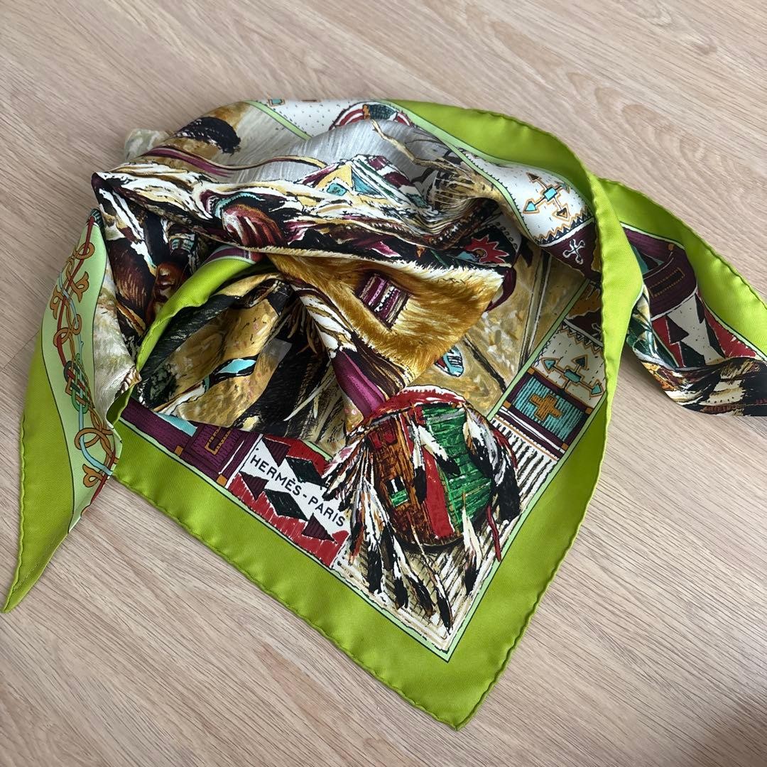 HERMÈS Les Cheyennes Scarf Triangular 84x130cm Gr… - image 9
