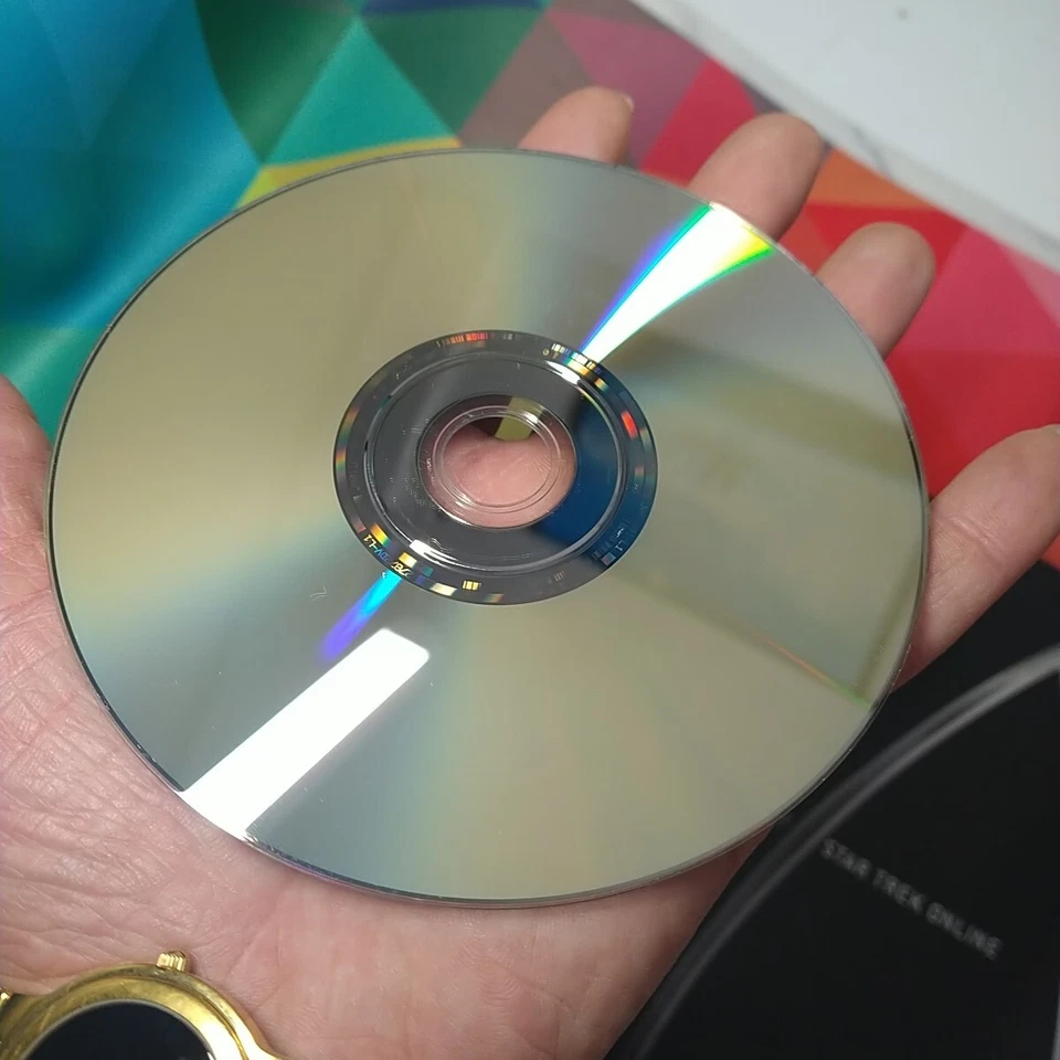 STAR TREK ONLINE COLLECTORS EDITION - W/ BOOK, 3 GUEST CARDS & PC CD ROM In Box - Image 4 of 4