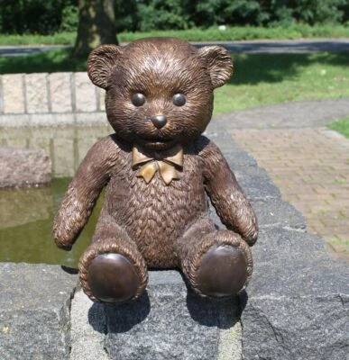 Escultura de bronce oso de peluche con lazo peluche figura decorativa para jardín