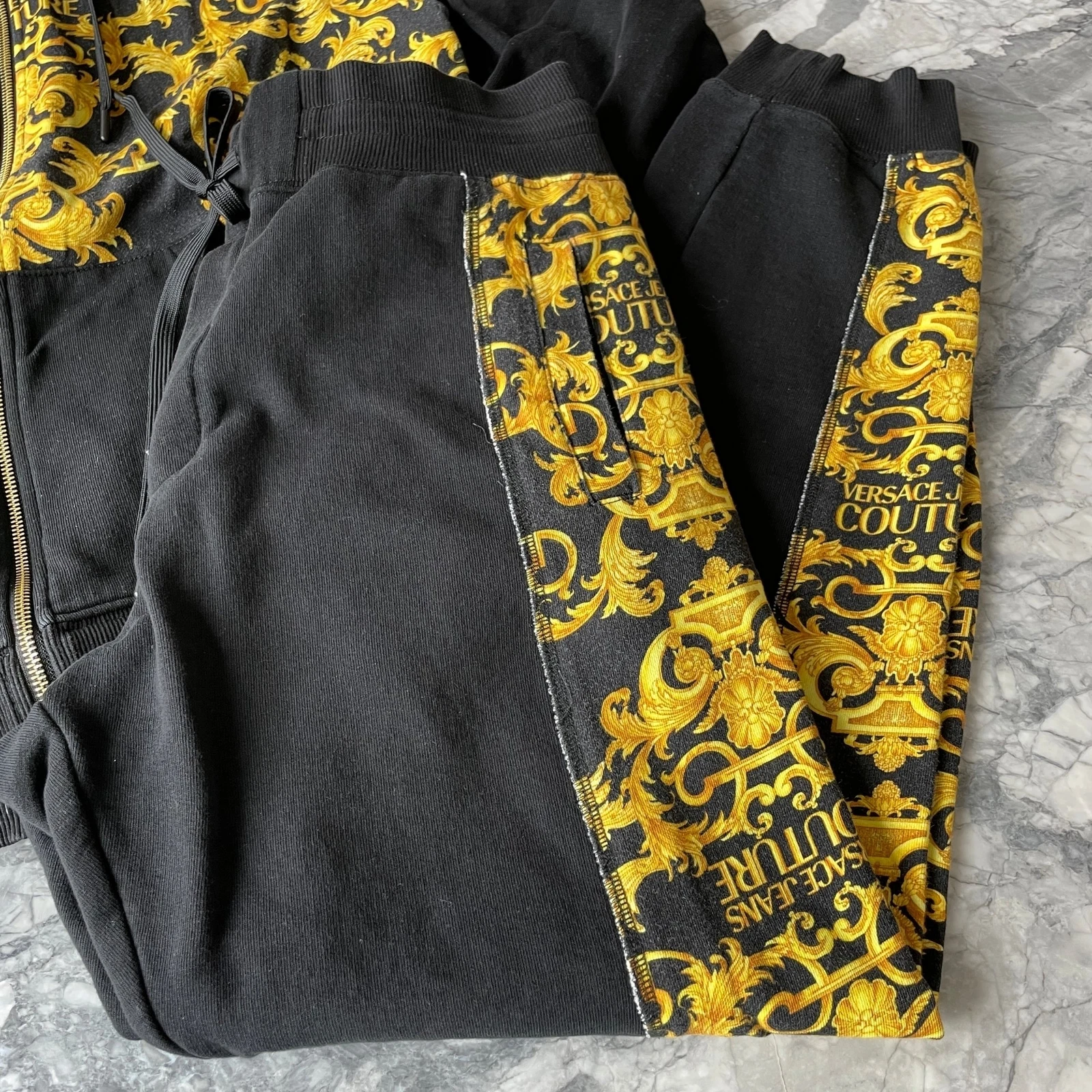 Versace Jeans Couture Set Pantaloni con Cappuccio e Felpa Nero Oro Large