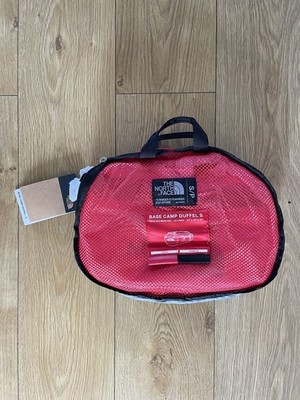 Neu mit Etikett The North Face Base Camp Seesack klein 50 l rot schwarz