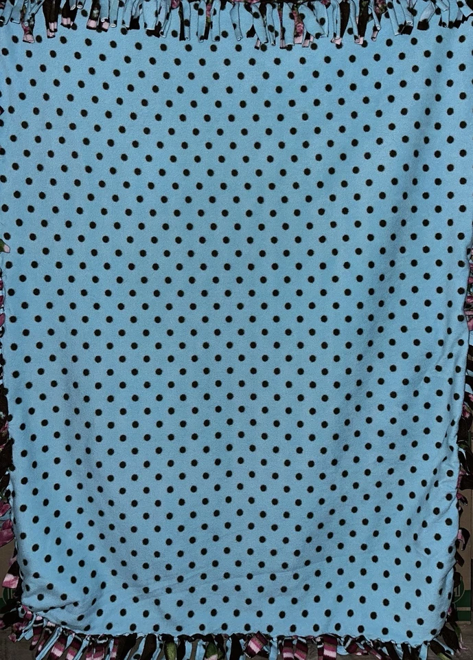 Manta de doble cara con corbata polar. Flor rosa con patrón de retazos con lunares oscuros Foto 2 de 2