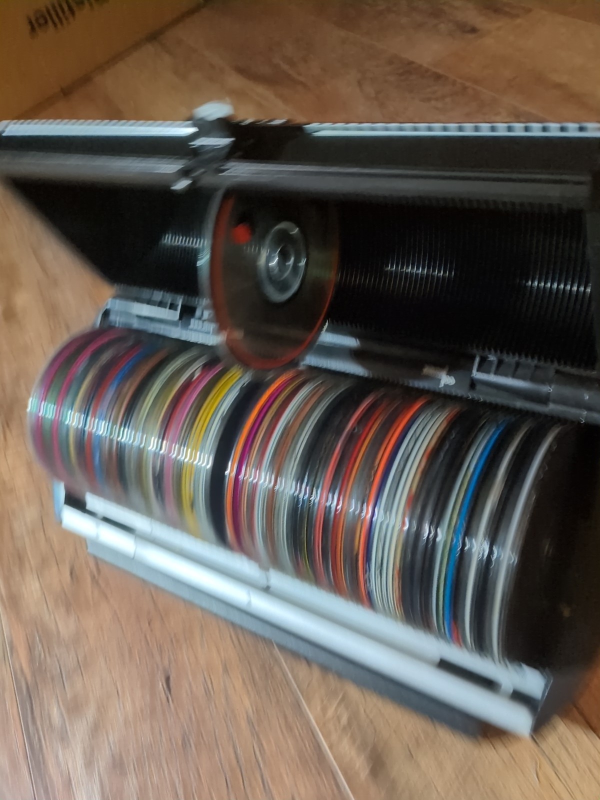 DiscGear Selector 100 Auto And Lot Of 100 Cds, Mainly Rock, Numetal And Ska