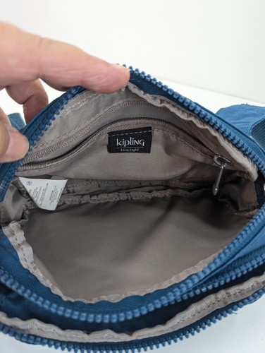 Bolso Bandolera Convertible Kipling Live. Azul Claro Mono Charm Sin Correa - Imagen 10 de 10