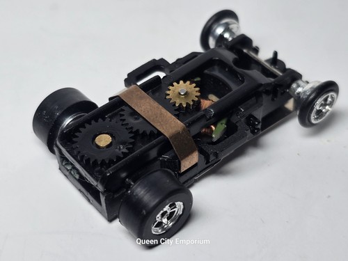 Auto World 1971 Plymouth HEMI Cuda White HO Scale Slot Car - Picture 12 of 13