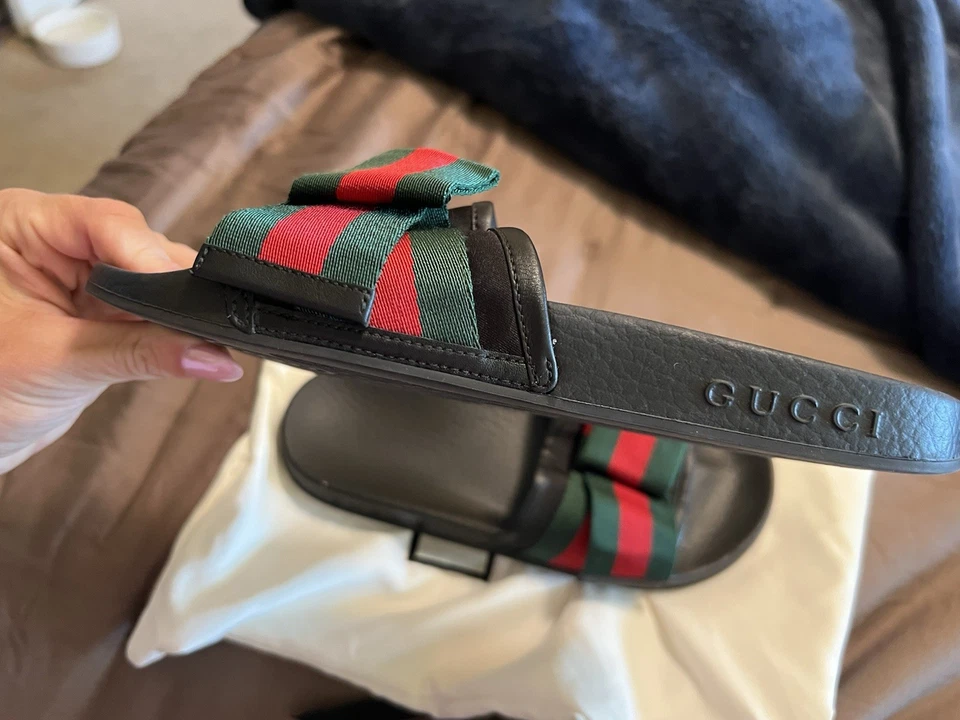Sandalias para mujer Gucci deslizables de goma talla 36 (US 6) negras con lazo verde y rojo Foto 2 de 4