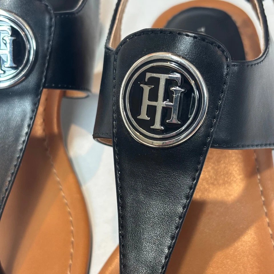 Sandalias para mujer Tommy Hilfiger 8,5 m negras de cuero con logotipo tanga con tirantes planos Foto 3 de 4
