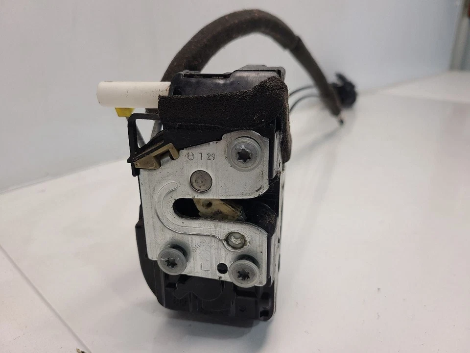 Nissan Versa 2008 (hatchback) pestillo de puerta delantera izquierda para conductores - entrada sin llave Foto 2 de 4