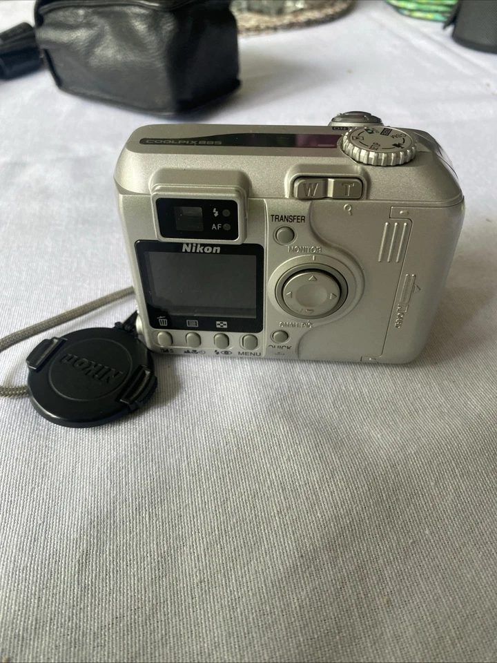 Nikon Coolpix 885 3.2MP Digital Camera Silver with Battery and Charger - Image 3 of 4