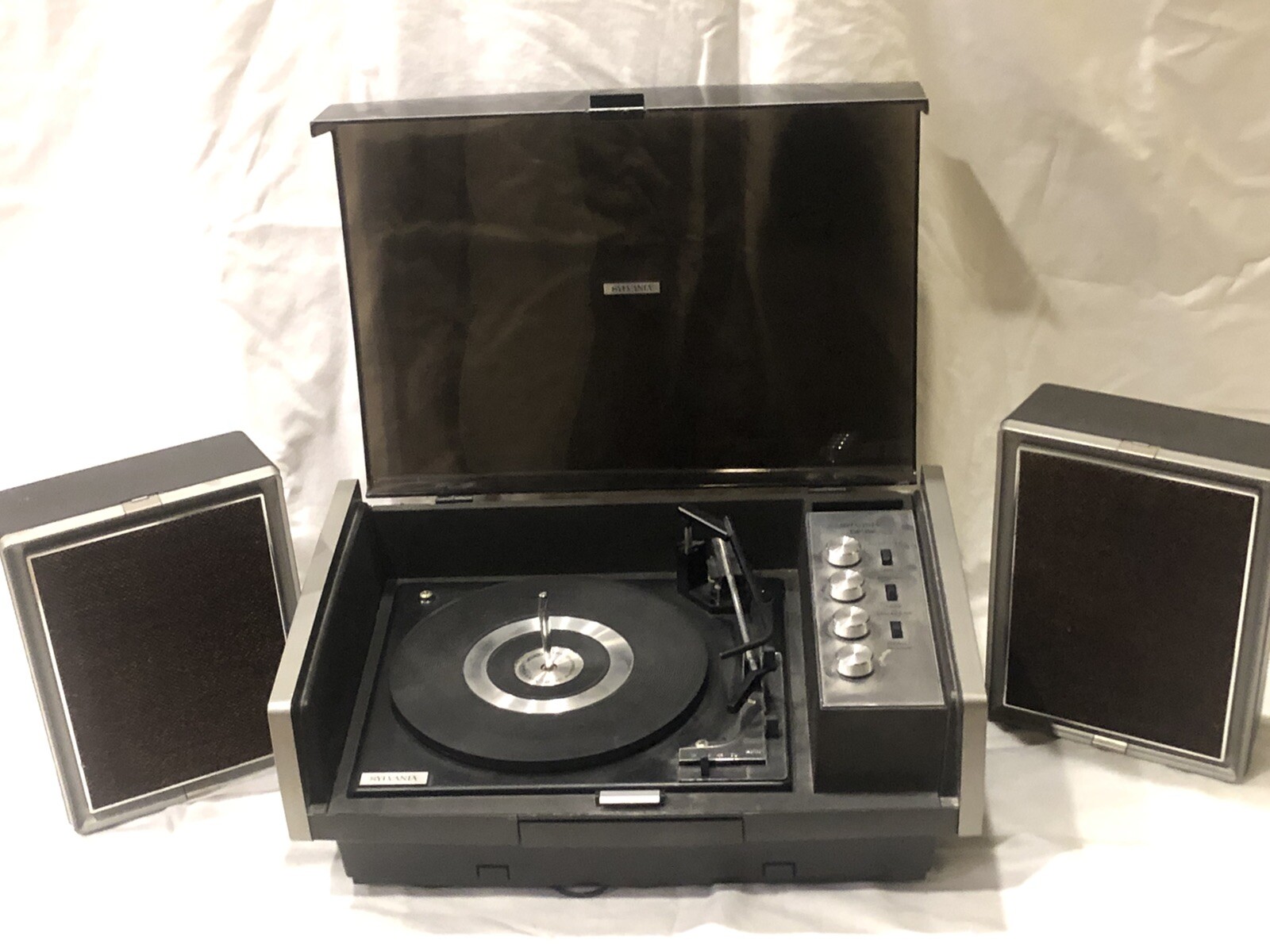 sylvania record player