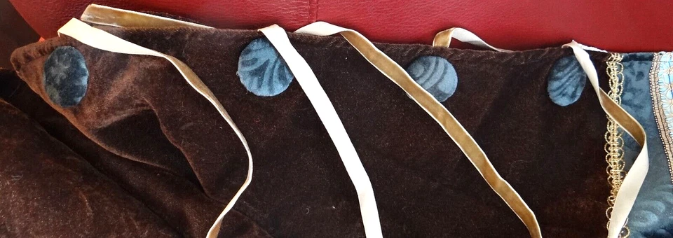 Hermosa falda de terciopelo marrón para árbol de Navidad con adornos ornamentados Foto 4 de 4