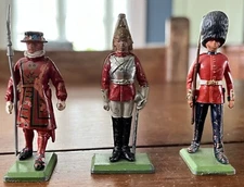 Britains LTD British Soldiers Set Of 3 Made In England Lead Toy Beefeaters Nice!