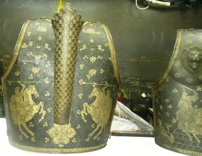 CHEST PLATE MILITARY QUIVER WARRIOR FIG ON HORSE 2 BRASS LIONS FIGS