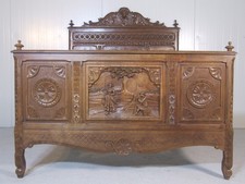 KM 520 Vintage Bett massiv Kastanie  Schnitzereien Portr&auml;ts Bretagne um 1950