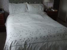 KING SIZE DUVET COVER & PILLOW SLIPS WHITE COTTON POLYESTER WITH GREY EMBROIDERY