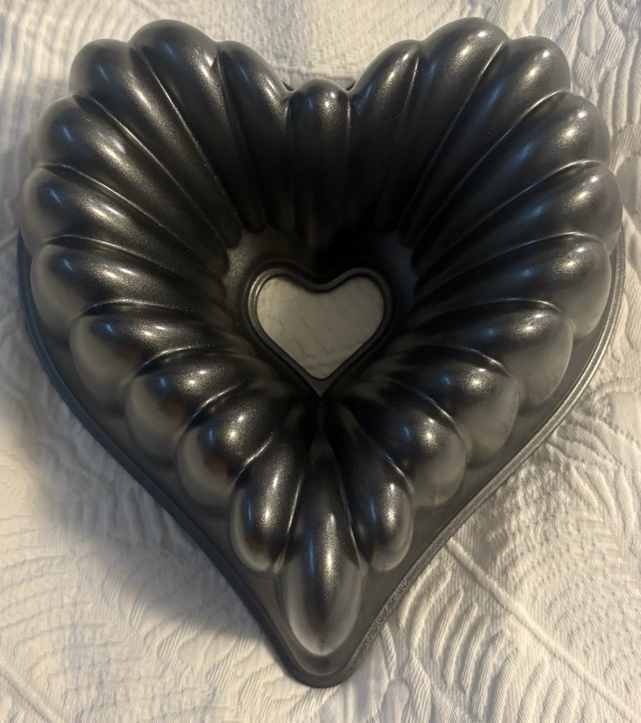 NORDIC WARE Elegant Heart 10 Cup Cast Aluminum Bundt Cake Pan
