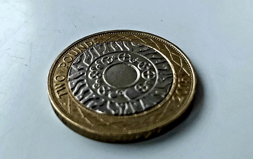 ADAPTED  £2 SHELL COIN  MAGIC TRICK  PERFECT FOR  RAVEN  and  PK Rings Etc... - Image 3 of 4