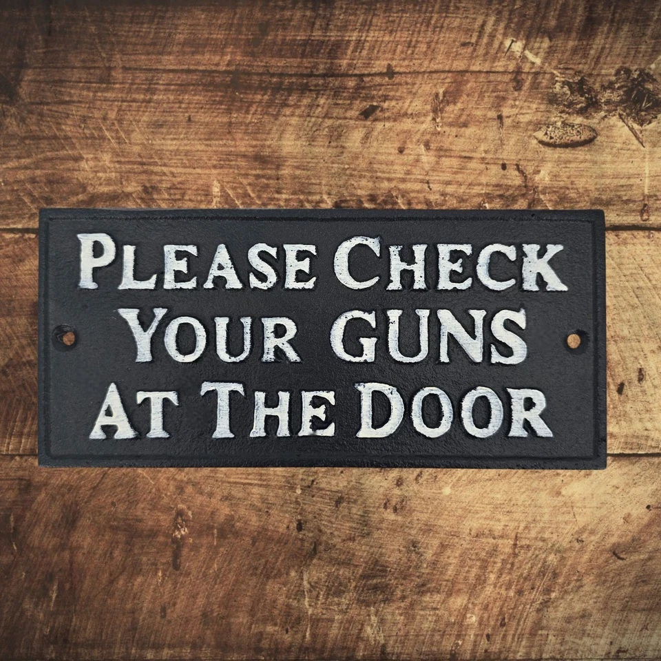 Letrero de hierro fundido por favor revise sus armas en la puerta - decoración de pared de salón rústico Foto 3 de 4