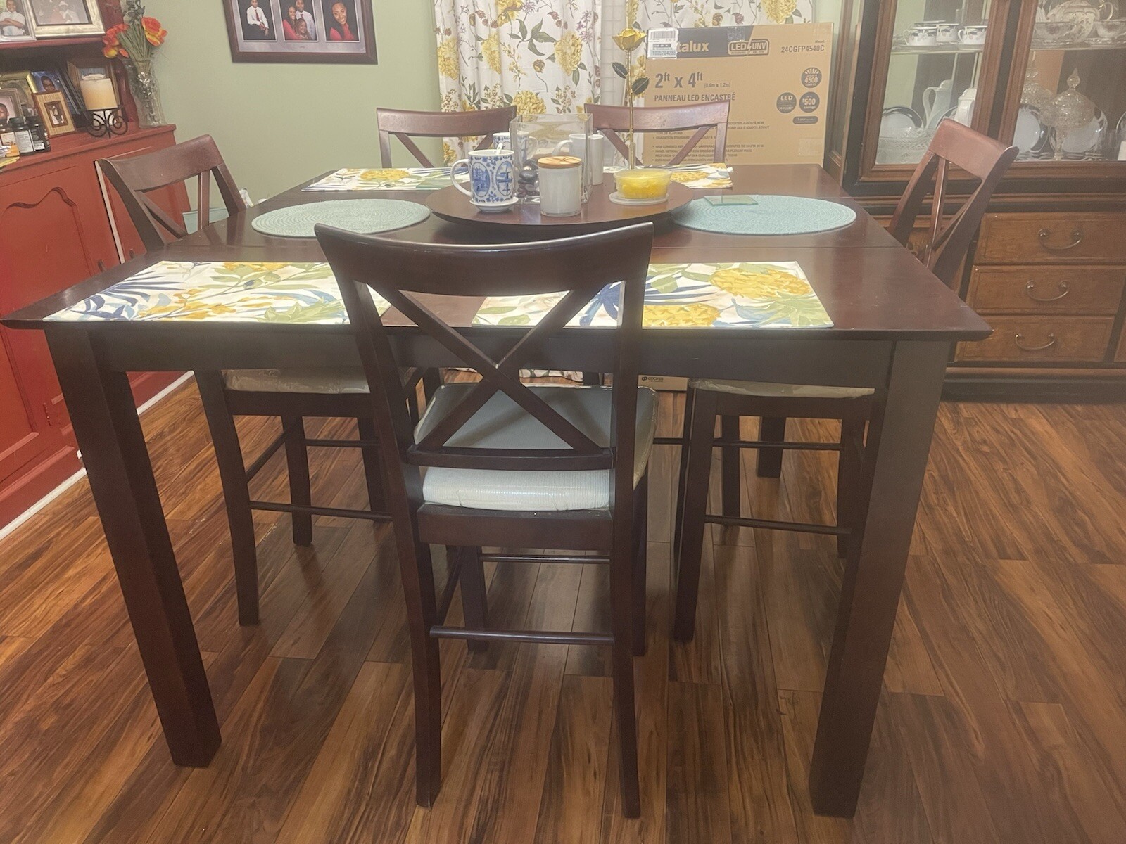 Large dark brown countertop Dining Room Table with 6 Matching Chairs 