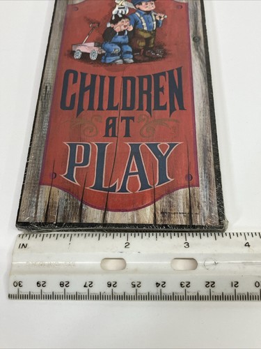 Letrero de placa de pared Wallace Berrie vintage años 70 7" x 3" advertencia niños jugando - Imagen 8 de 8