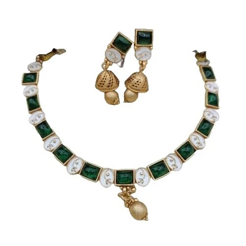 Gargantilla y colgantes de piedra enchapada en latón de moda