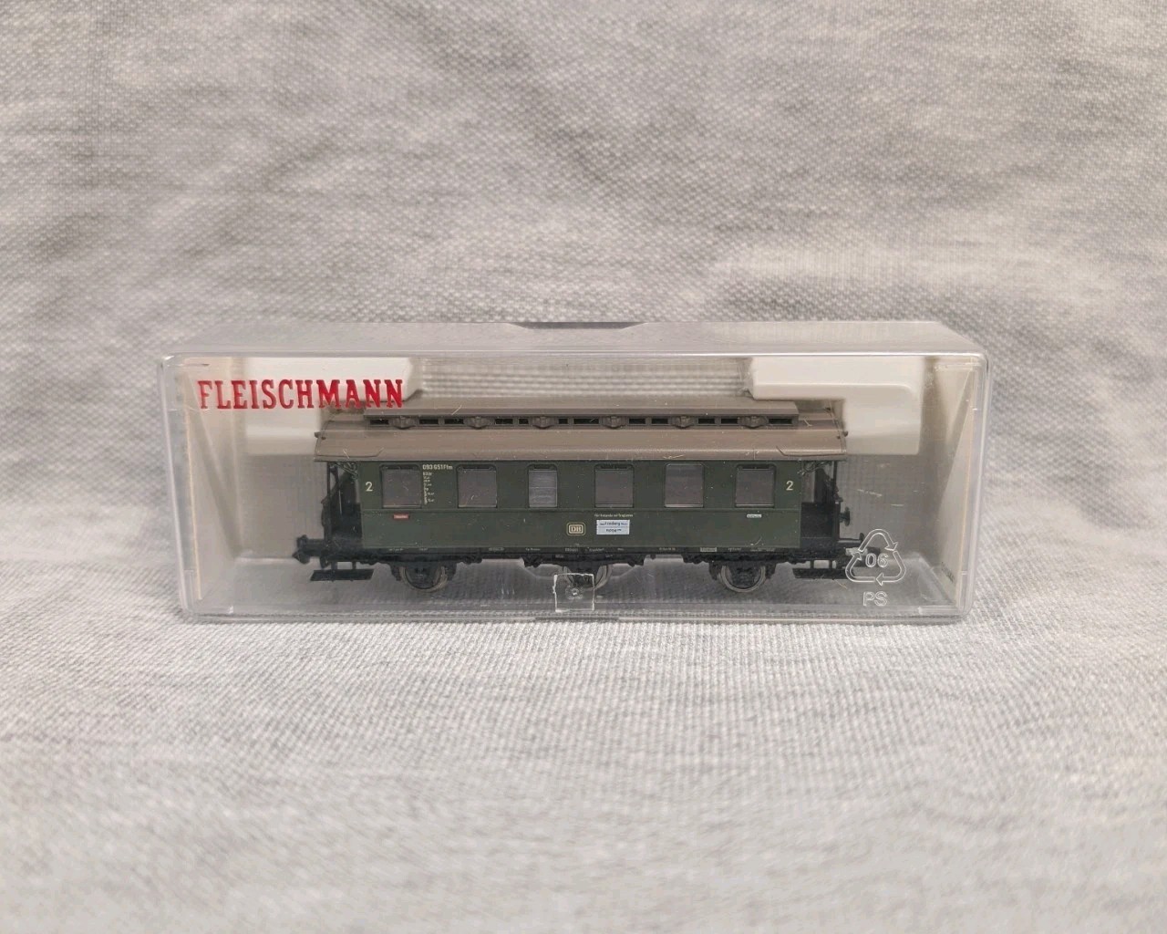 Fleischmann 8072 K West German DB six-wheel 2. Kl. coach (N gauge) - 093 651 Ffm