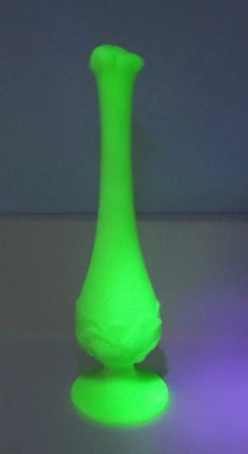 Vtg Fenton Milk Glass Green Vaseline Uranium BUD VASE w/Orig. Sticker 9 3/4"