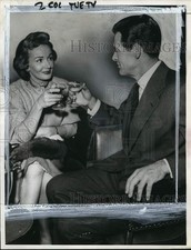 1958 Press Photo Catherine McLeod with Robert Ryan in television scene