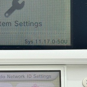Nintendo 3DS region free Ice White console / Charger / SD card