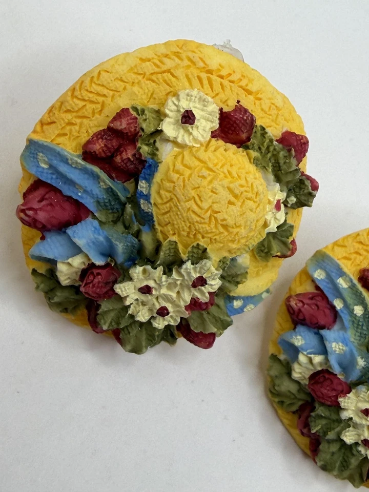 Vintage 1998 Chapéu de Palha Resina Floral Par de Alfinetes de Lapela Feito à Mão DLJ Broche Amarelo - Imagem 2 de 4