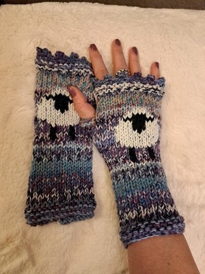 Bärbels Stulpen Pulswärmer Handschuhe Schaf sheep gloves Handarb. blau lila