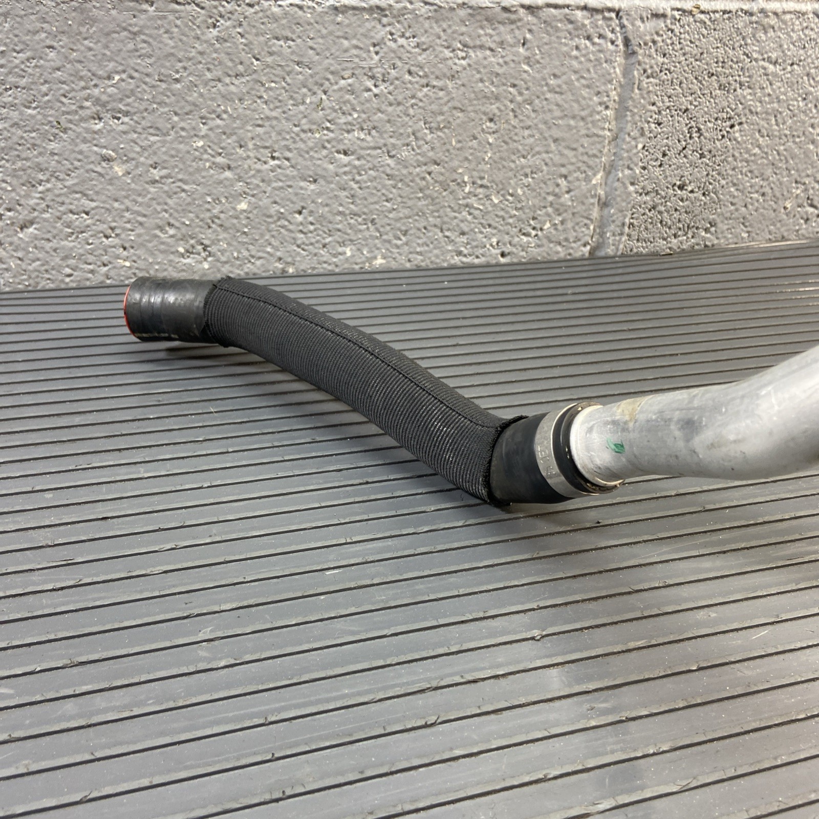 BMW i8 2014-2020 Front Feed hose