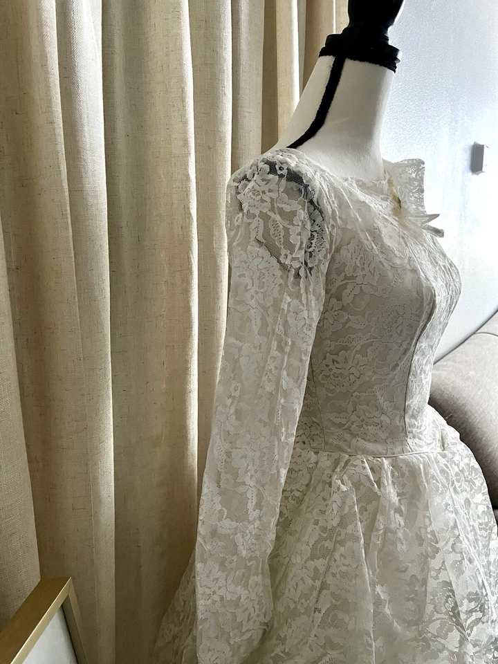 Vtg Size 4 White Lace Tiered Wedding Dress Long Sleeves - Image 3 of 4